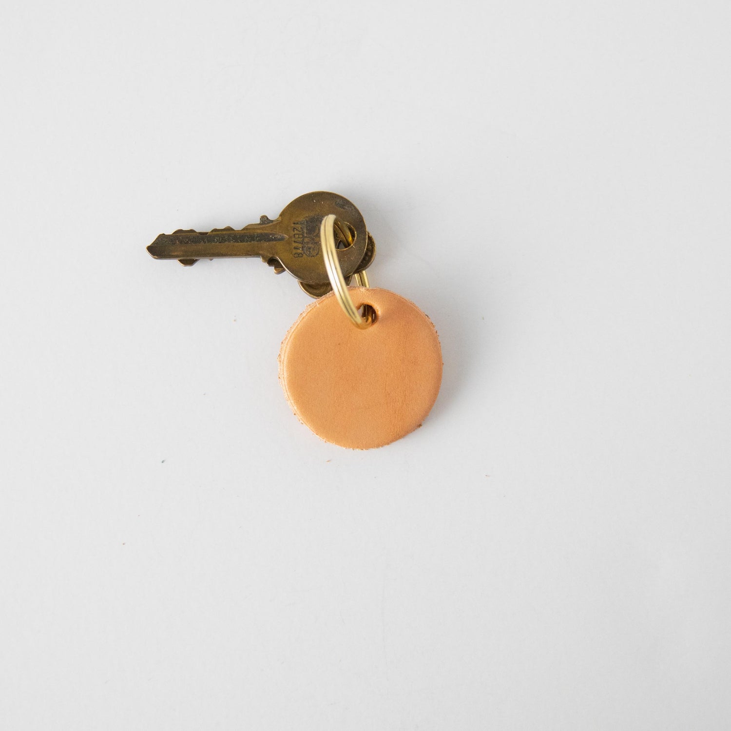 Vegetable Tanned Circle Key Fob- leather keychain - leather key holder - leather key fob - KMM & Co.