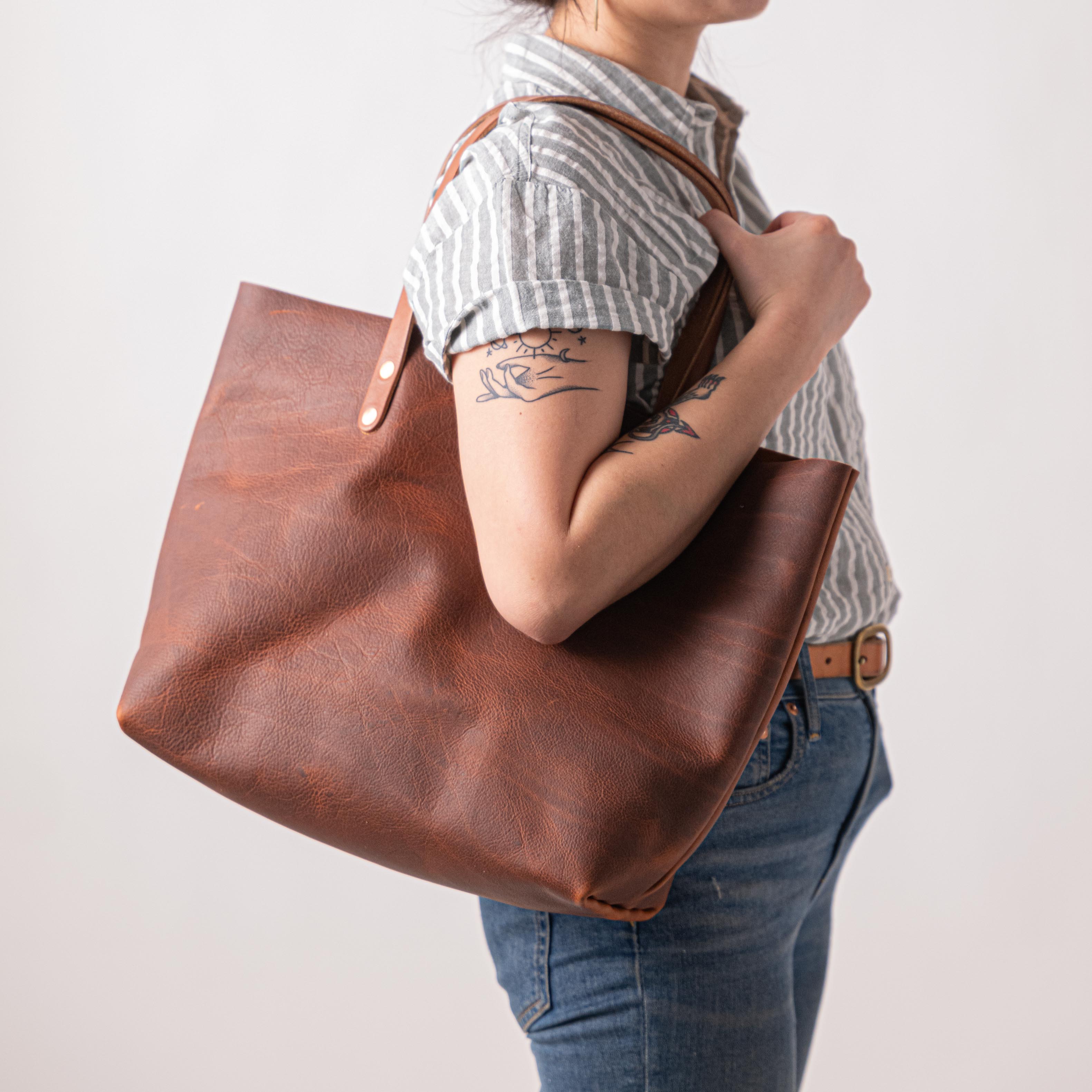 LEATHER EASTWEST TOTEBAG トートバッグ-